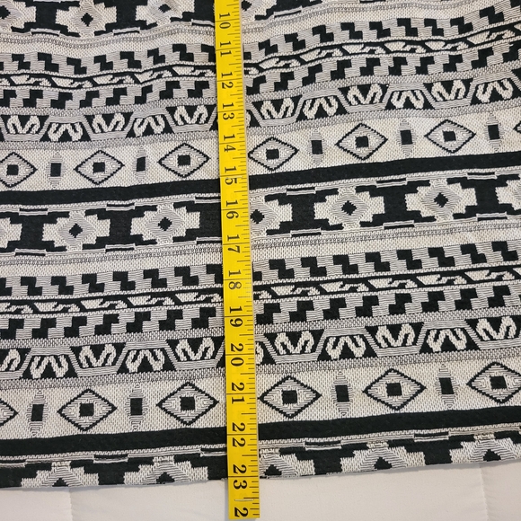 Old Navy Black & Cream Tribal Print Sleeveless Tank - Picture 3 of 9